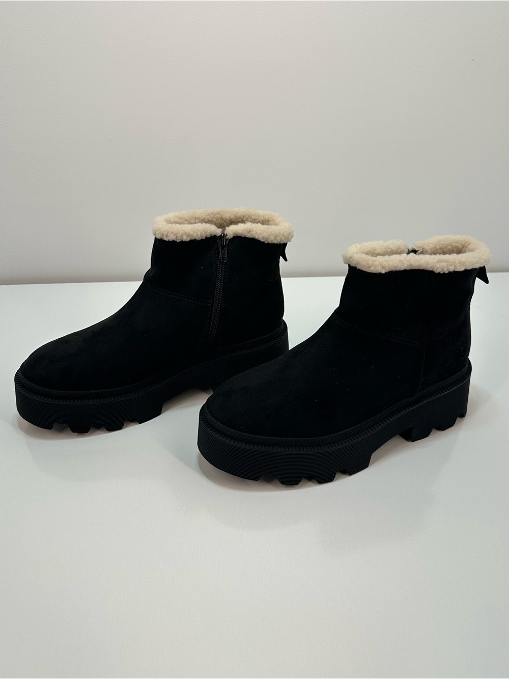 SM New York Women’s Black Suede Ankle Bootie Faux Fur Lined Zip Lug 6.5